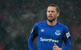 海星体育app下载-巴图姆深度解析防守秘诀，范甘迪的指导铸就钢铁防线，球队焕发新生机