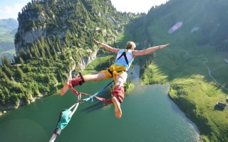 海星体育：艾顿十投全中轰下25分13篮板！缔造队史纪录并肩三大传奇 激活湖人必胜定律