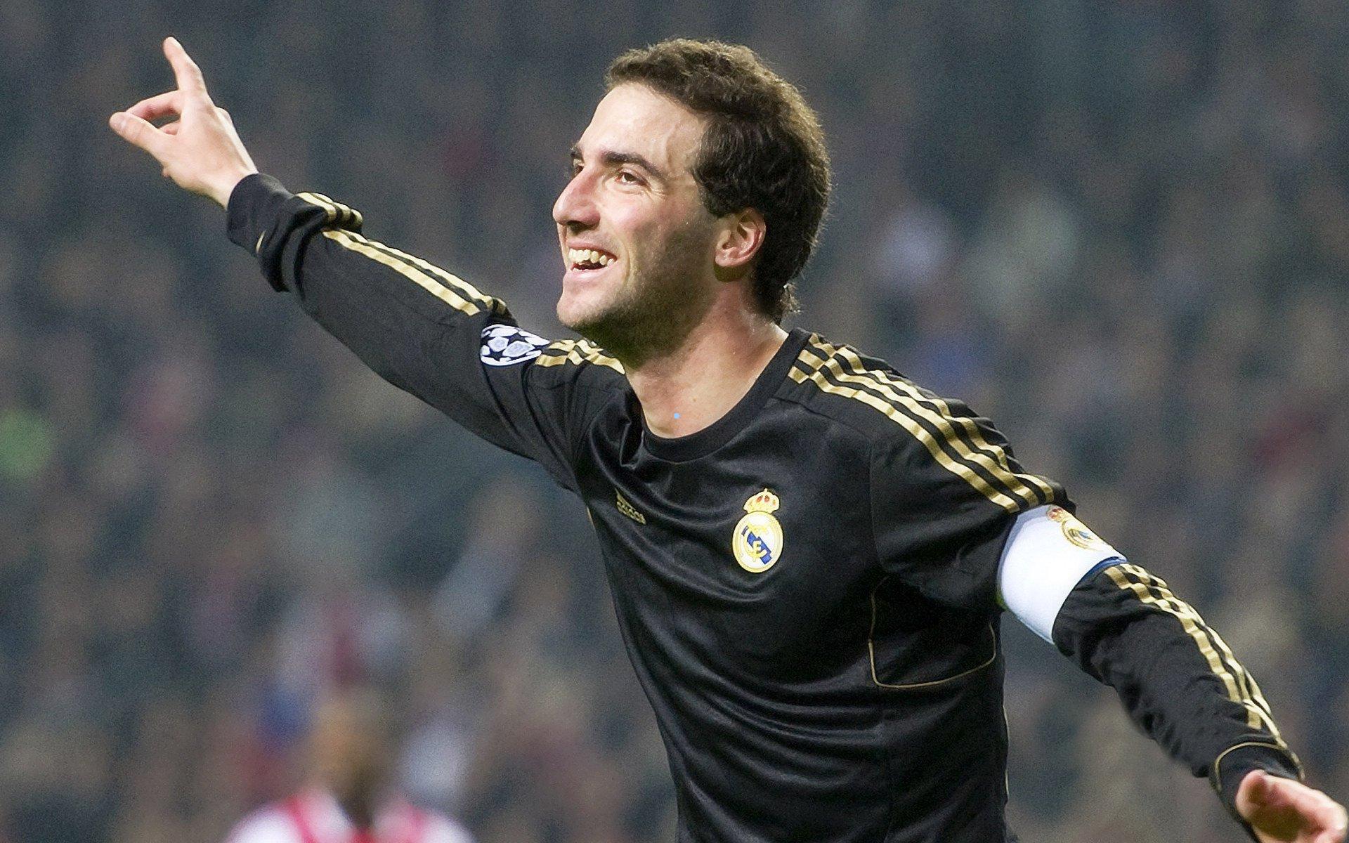 海星体育app下载_沙特联今夏锁定萨拉赫与维尼修斯，天价合同或引发足坛变革-第2张图片-海星体育-全球体育赛事直播与实时比分平台